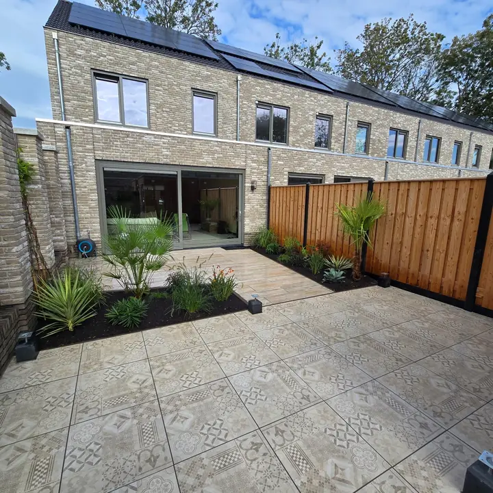 Achtertuin in houtlook met sierbestrating