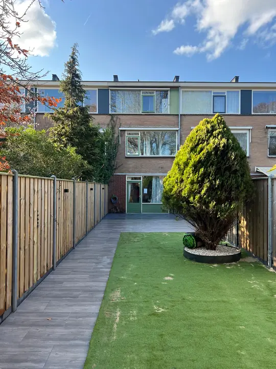 Tuinpad langs het gras