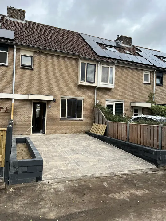 Achtertuin met verhoogde plantvakken