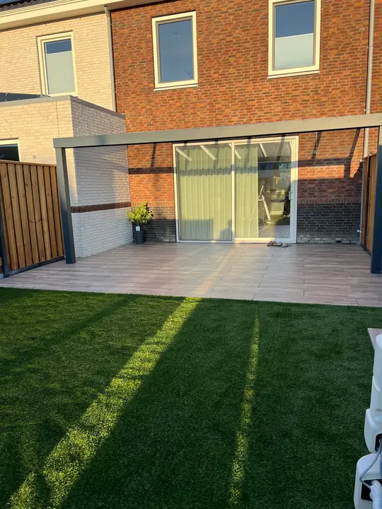 Pad in houtlook langs het gras