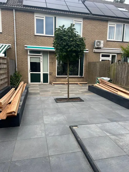 Donker terras met boomspiegel