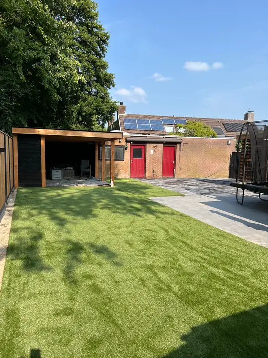 Terras en gazon rond de houtopslag