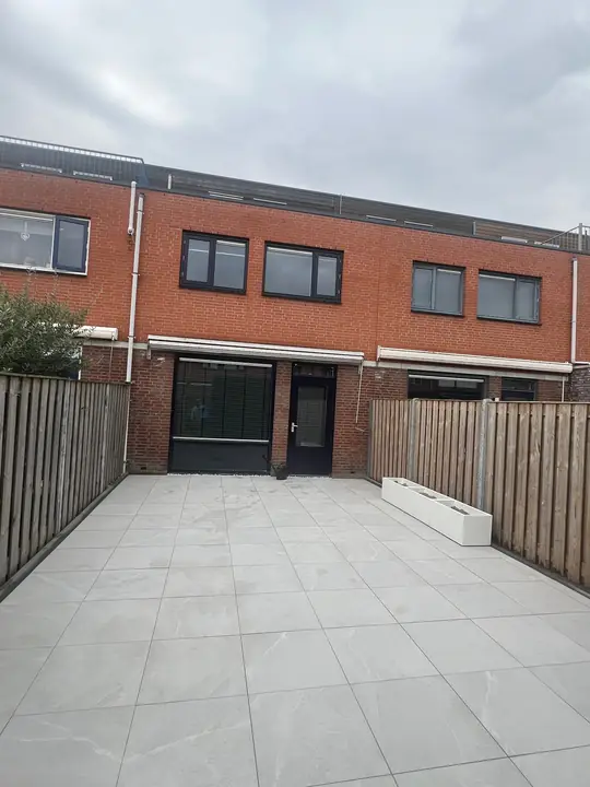 Licht terras met zwarte berging