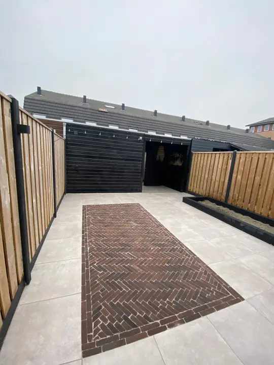 Licht terras met visgraat inleg