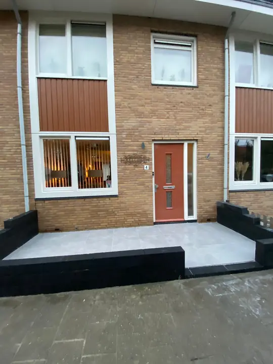 Verhoogd bordes bij de voordeur