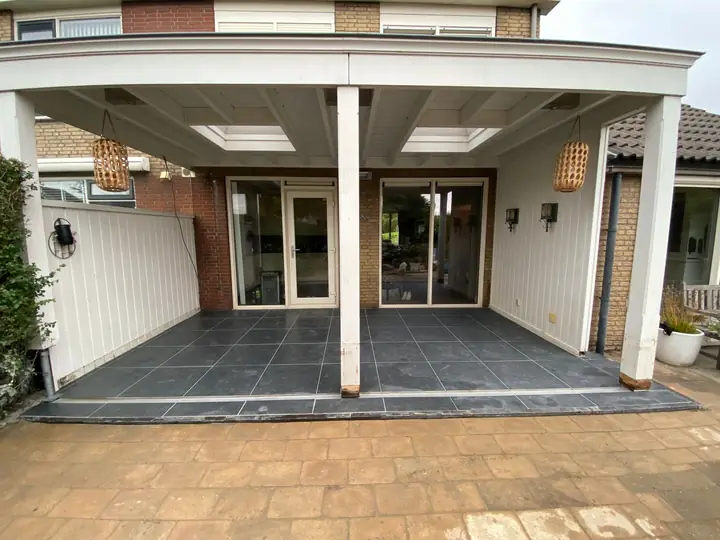 Antraciet onder de veranda