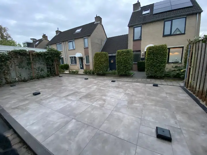 Verhoogd terras over de volle breedte