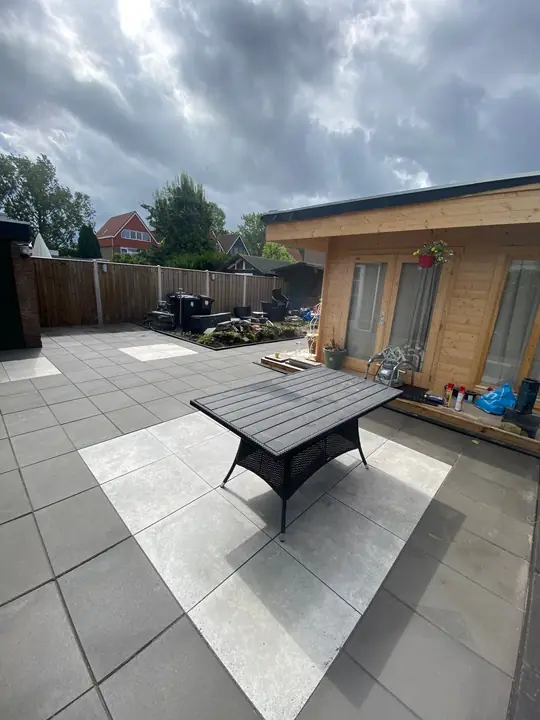 Antraciet terras met een licht accentvlak en een tuintafel