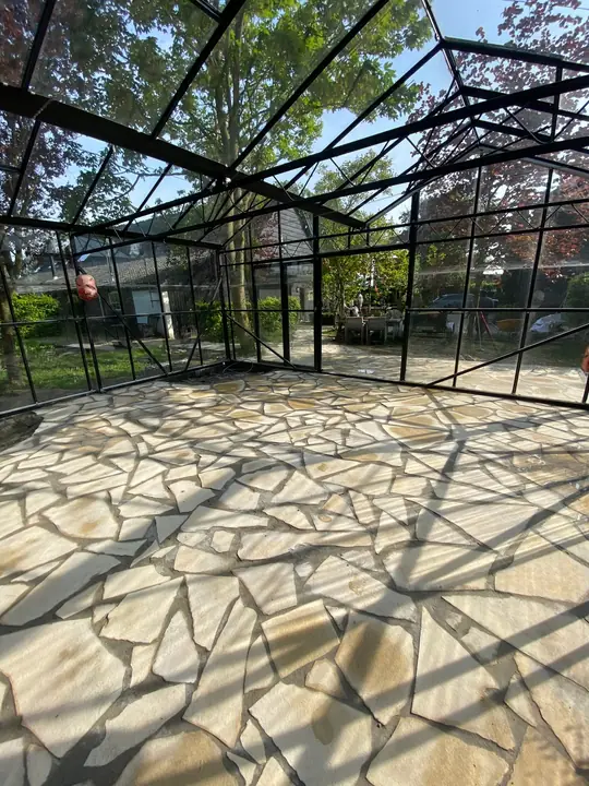Flagstones rond de glazen kas