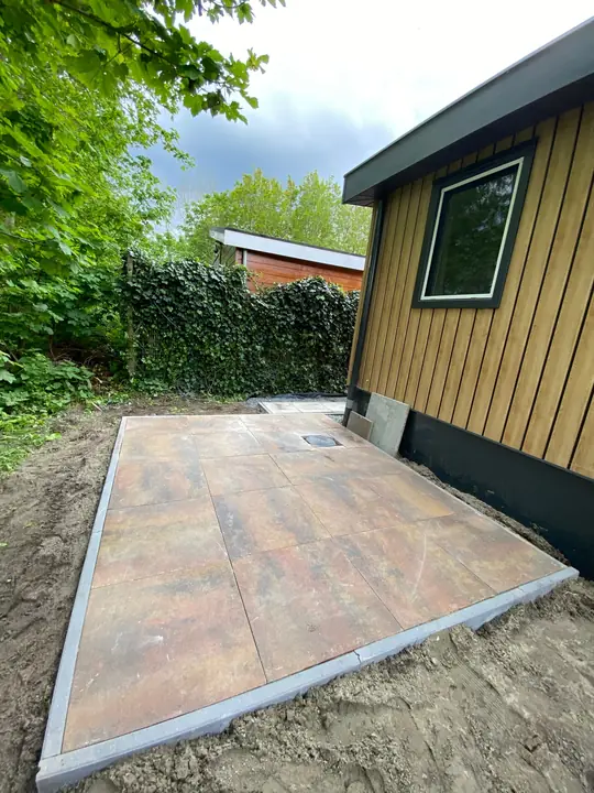 Tuinpad en terras bij het tuinhuis