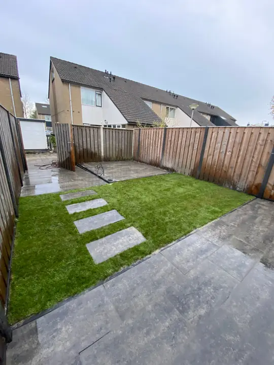 Terras met stapstenen door het gazon
