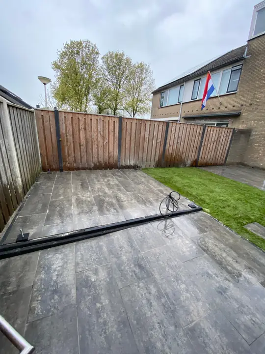 Gevlamde tegels en een nieuw gazon achter een rijtjeswoning