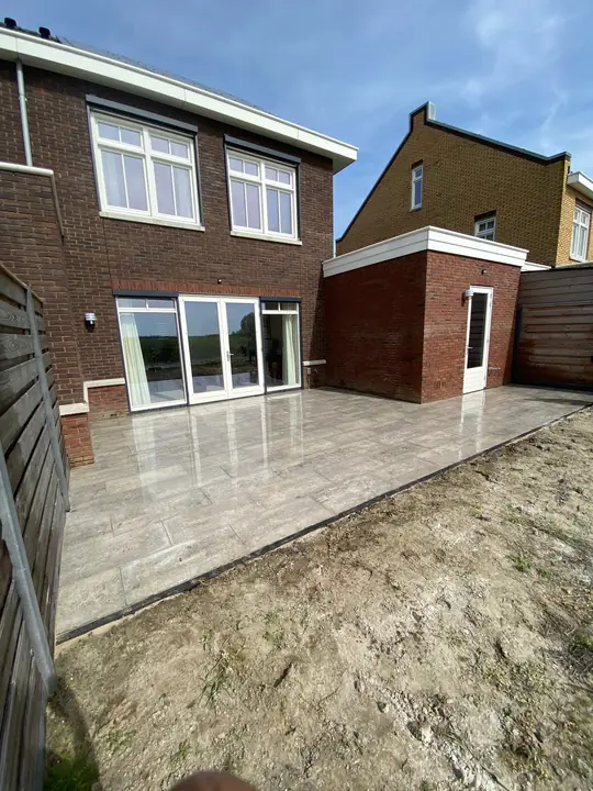 Nieuwbouw rondom bestraat