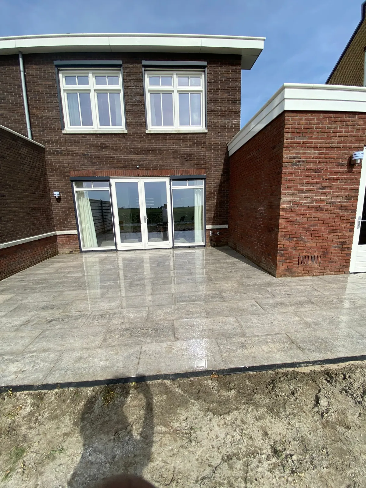 Nieuw terras rondom een nieuwbouwwoning