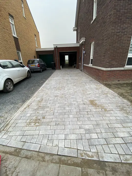 Pad van klinkers tussen twee nieuwbouwwoningen