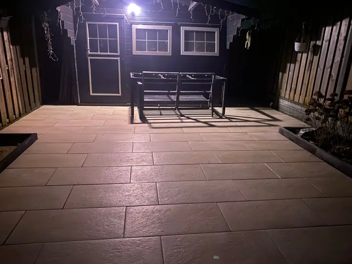 Terras voor het tuinhuis