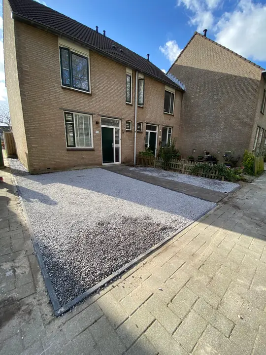 Voortuin met grind en klinkers