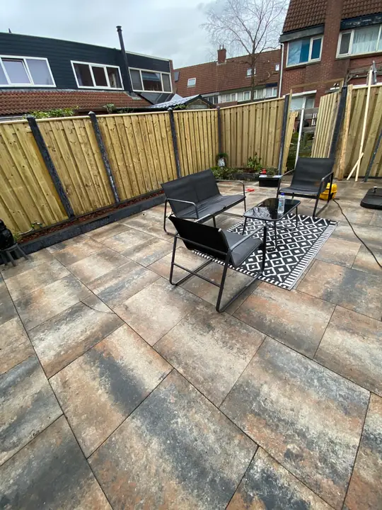 Gevlamd terras bij de nieuwe schutting