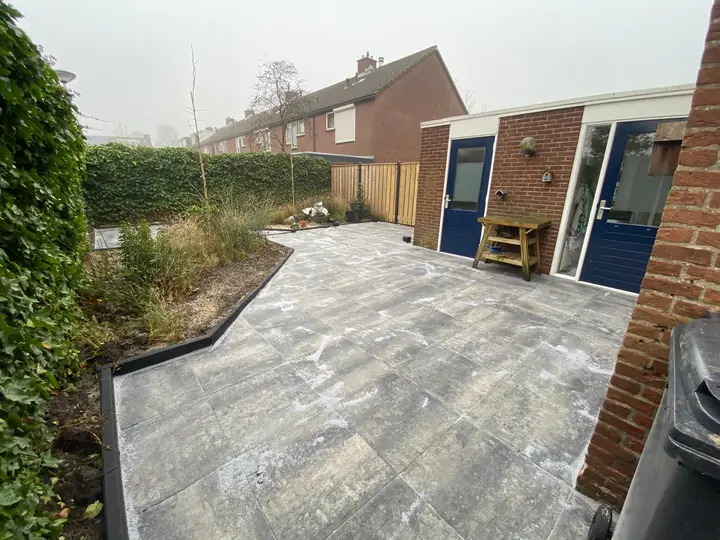 Hoekwoning rondom bestraat