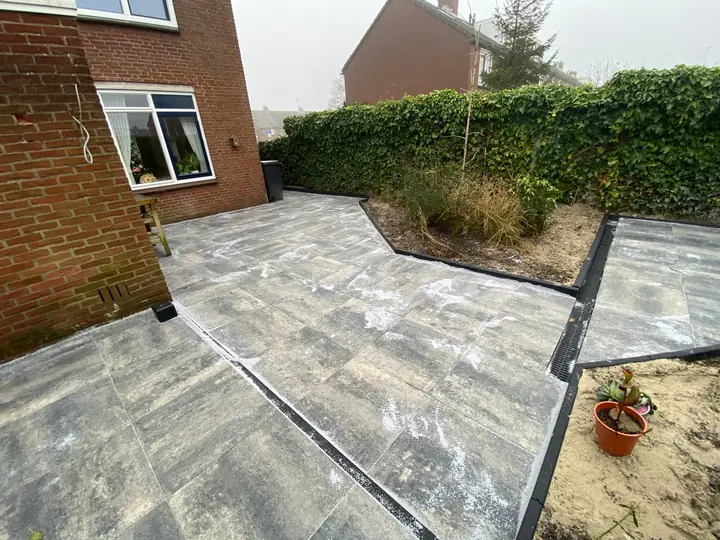 Nieuwe bestrating langs de zijkant van een hoekwoning
