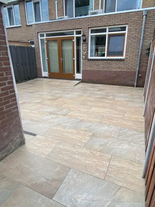 Terras van grote tegels in warme zandtinten