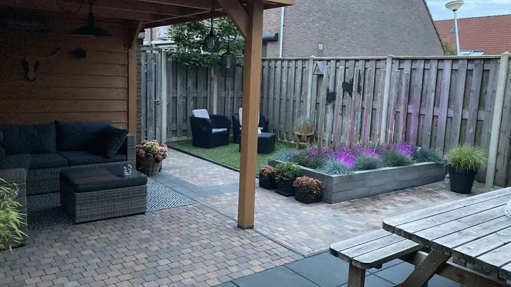 Sfeervolle tuin met overkapping